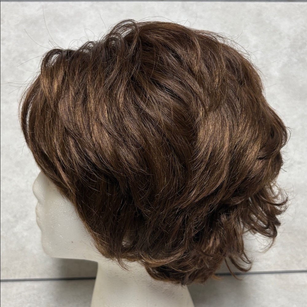 Short Brown Women's Wig - Picture 4 of 13